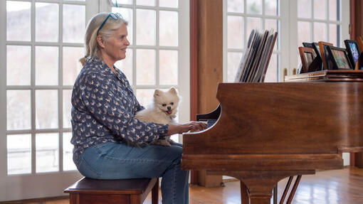 Hund lytter til ejeren spille klaver